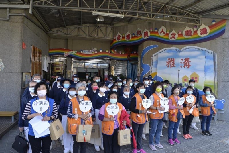 台灣社區志工團隊合影，穿著義工背心充滿熱情